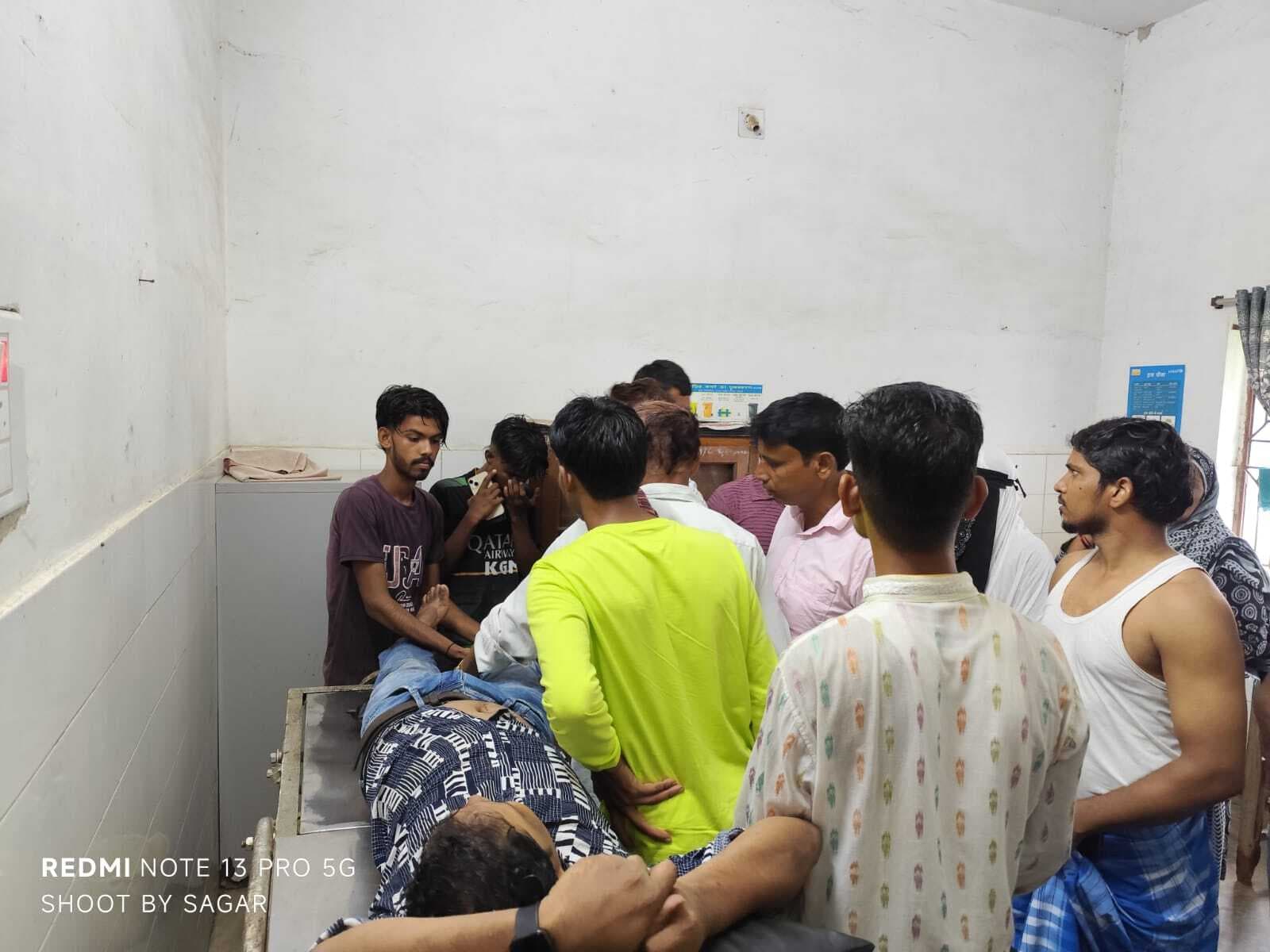 Giridih News :कार की चपेट में आकर युवक जख्मी