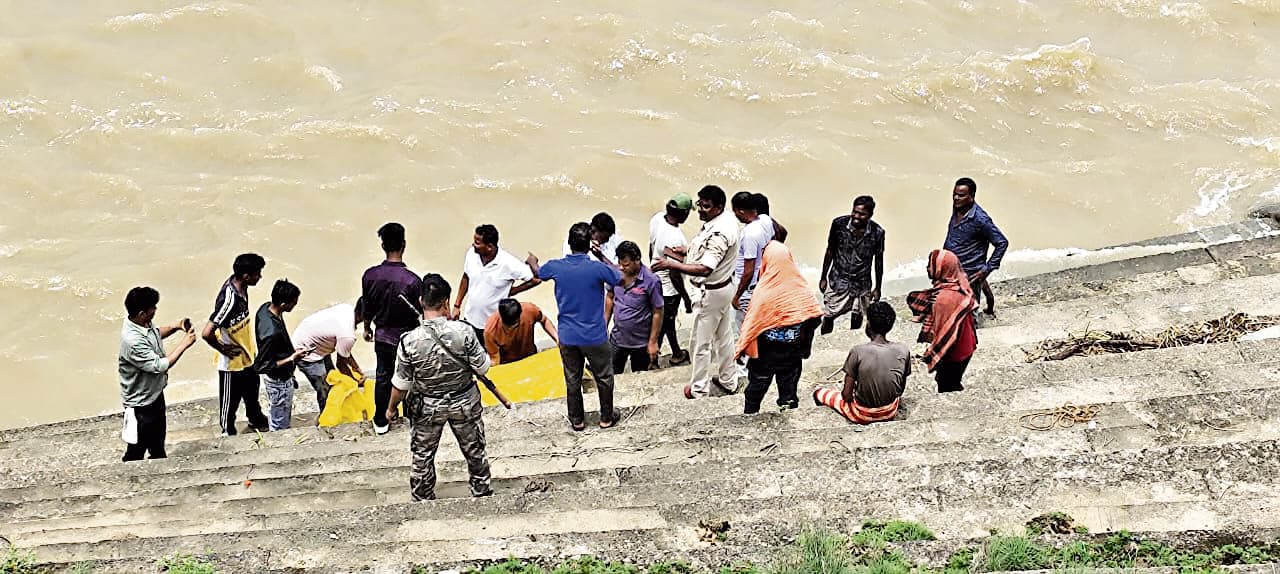 East Singhbhum News : बीमारी से परेशान महिला ने सुवर्णरेखा नदी में कूदकर दी जान