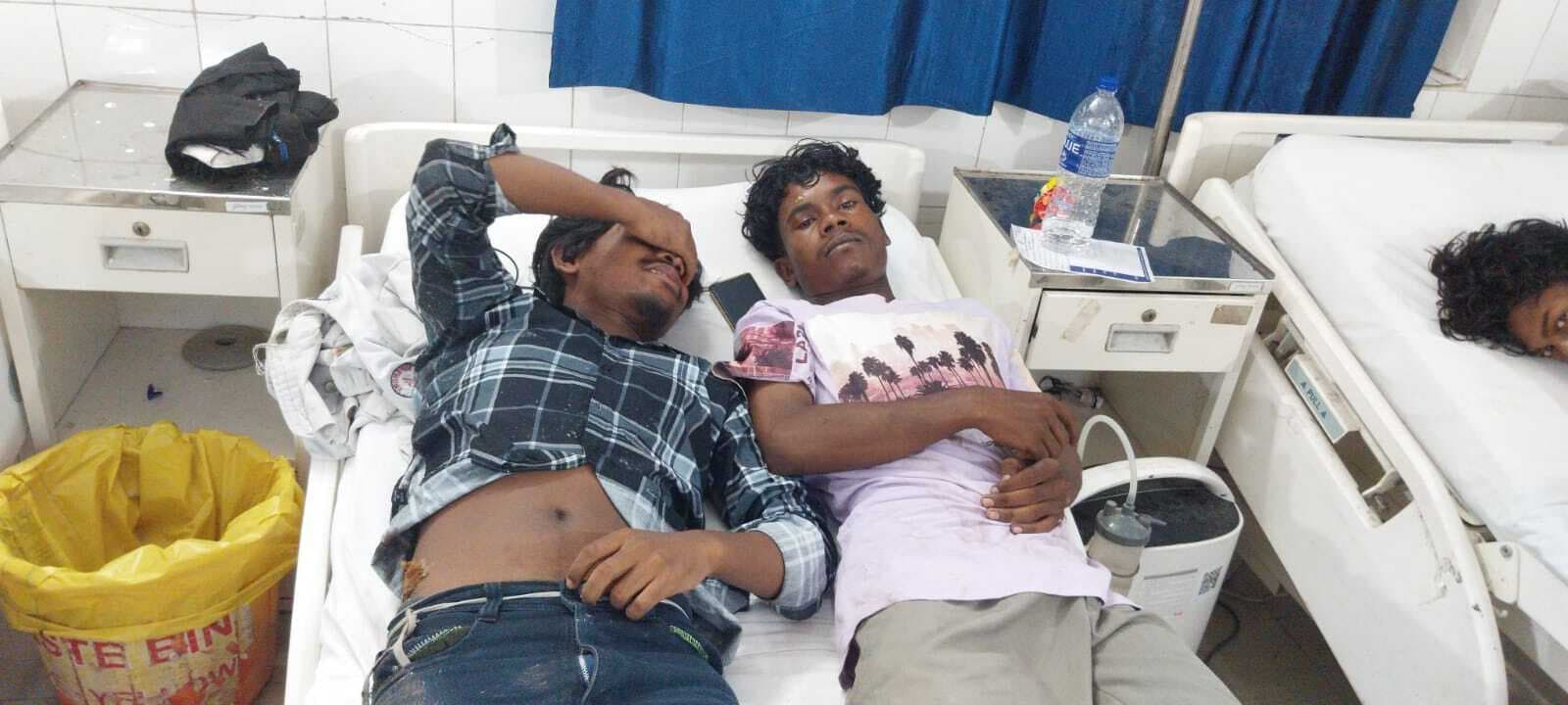 Seraikela Kharsawan News : वाहन पलटने से श्राद्धकर्म में जा रहे 17 लोग घायल, भर्ती