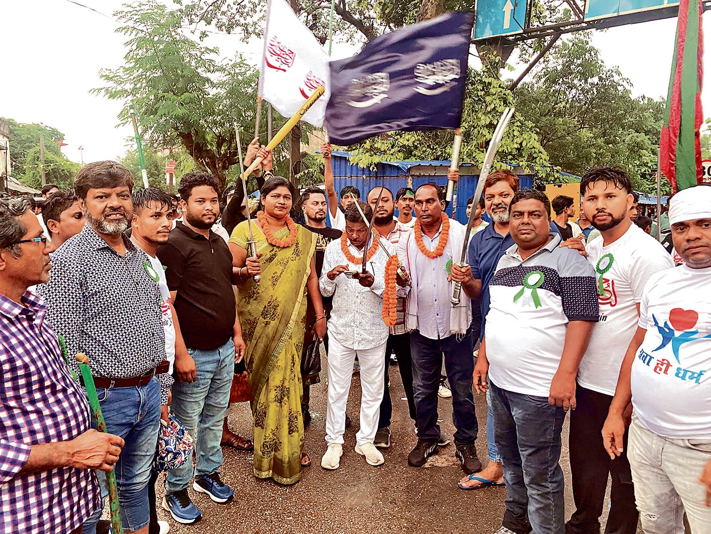 East Singhbhum News : धालभूमगढ़ में हुसैनी झंडे के साथ निकला महुर्रम का अखाड़ा जुलूस