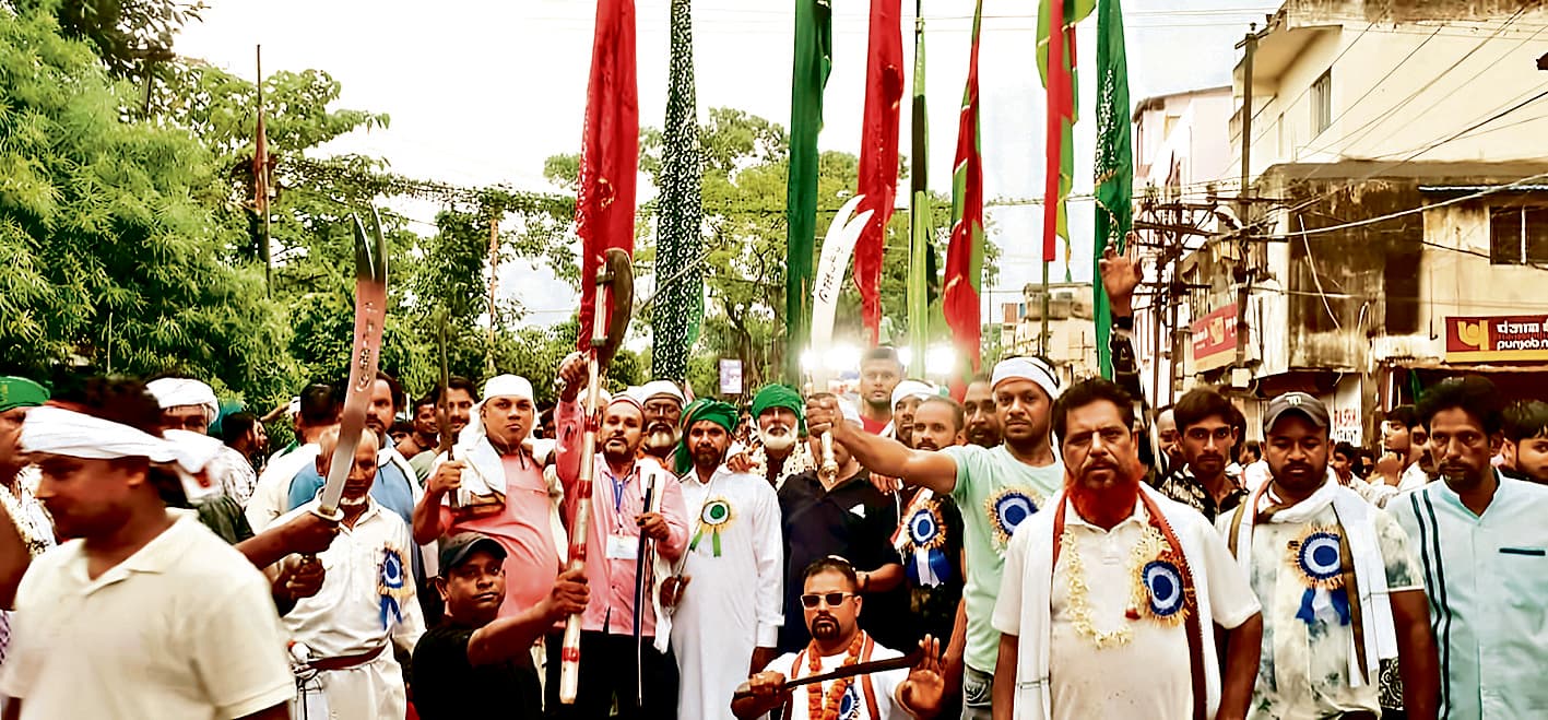 East Singhbhum News : घाटशिला में पांच अखाड़ा कमेटियों का गाजे-बाजे के साथ निकला मुहर्रम जुलूस