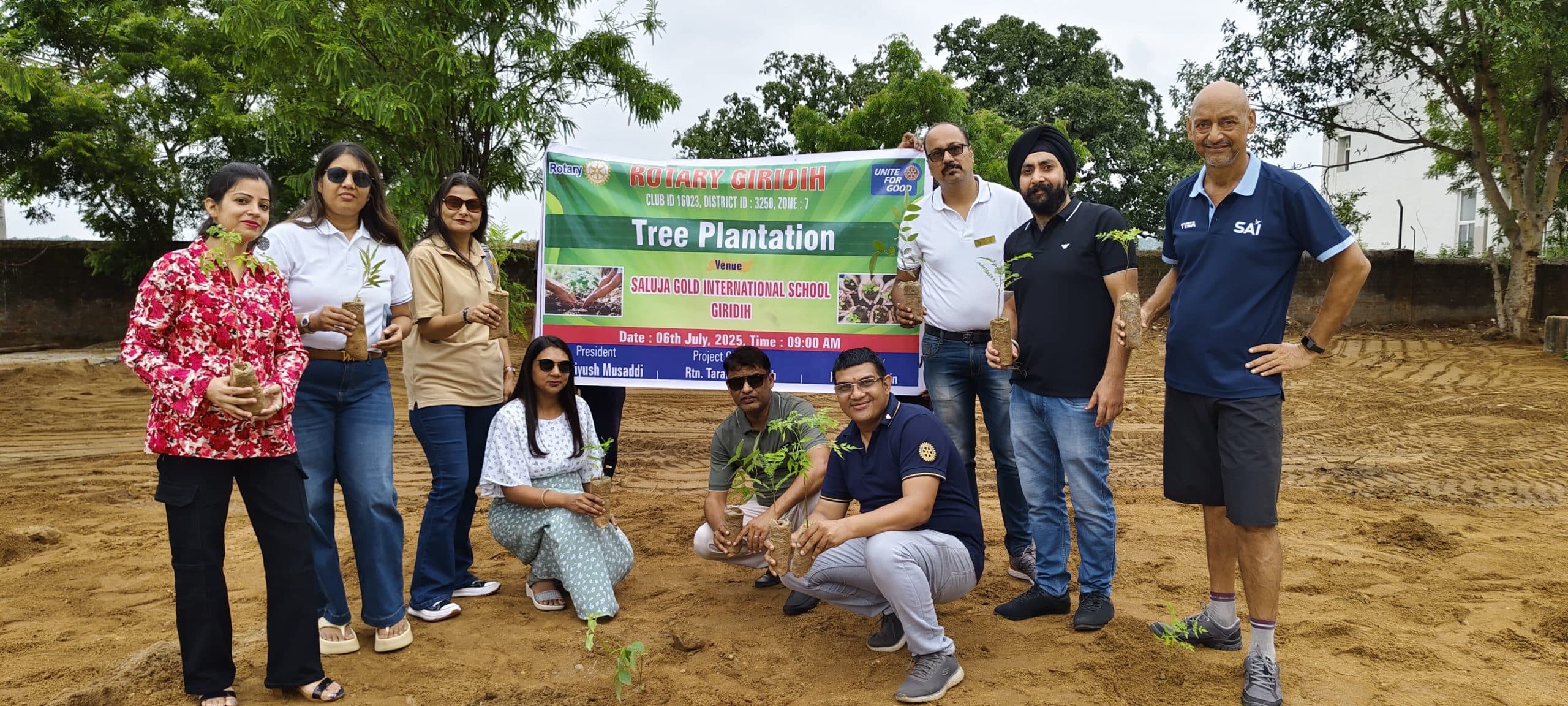 Giridih News :रोटरी क्लब गिरिडीह ने सलूजा गोल्ड स्कूल में किया पौधरोपण