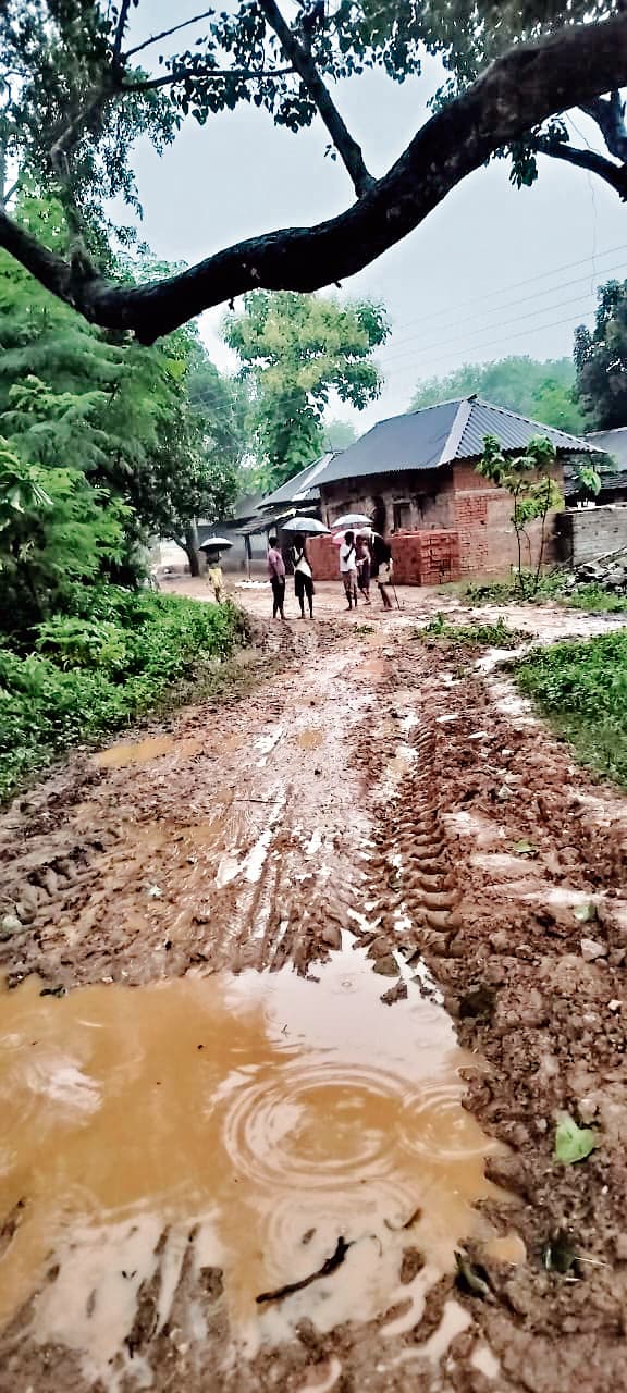 East Singhbhum News : आदिवासी बहुल कांकू में सड़क बदहाल, ग्रामीणों में आक्रोश