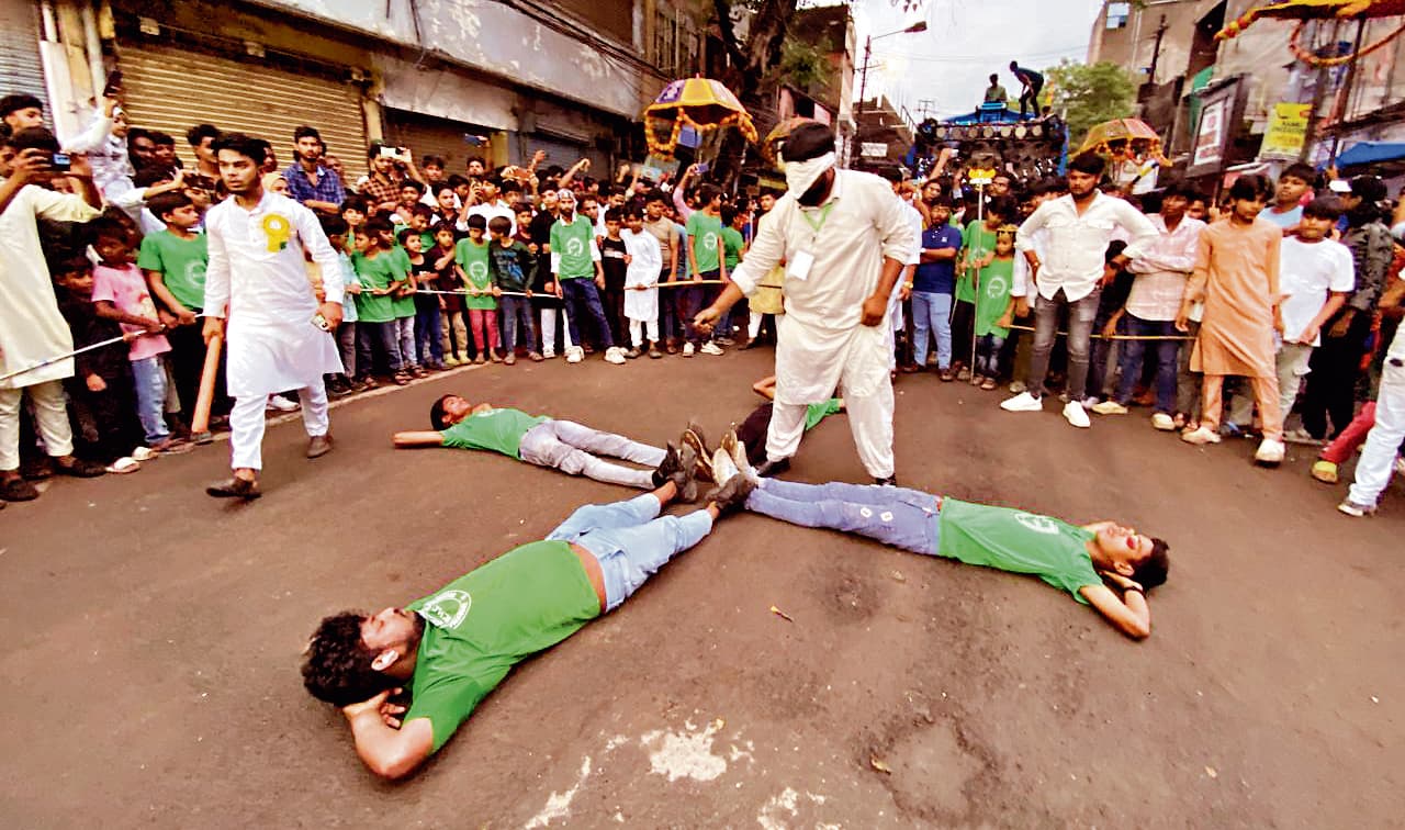 Rourkela News: मुहर्रम जुलूस में ऑपरेशन सिंदूर की झांकी में दिखी सेना की बहादुरी, लाठी का खेल रहा आकर्षण