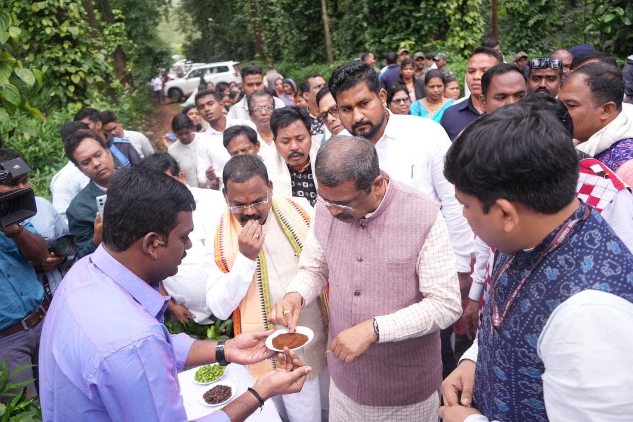 Bhubaneswar News:  ब्रांड कोरापुट के लिए कॉफी उत्पादन बढ़ाने पर हो फोकस : धर्मेंद्र प्रधान