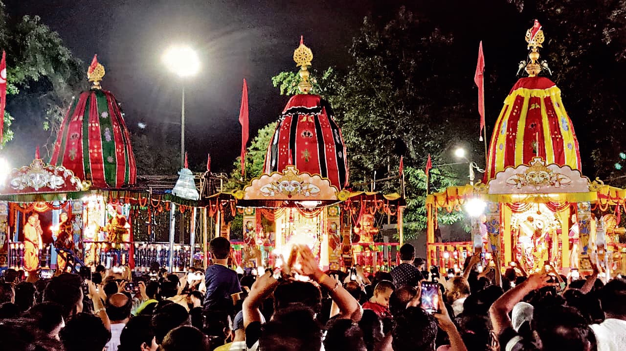 Rourkela News: भाई-बहन के साथ भगवान जगन्नाथ के सोना वेश दर्शन को उमड़ा जन सैलाब