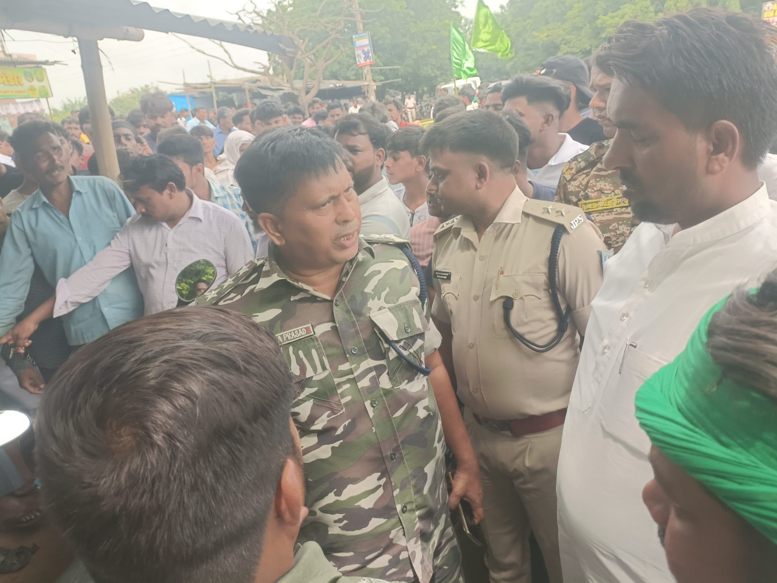 Giridih News :डीजे लदे वाहन के धक्का से तीन घायल