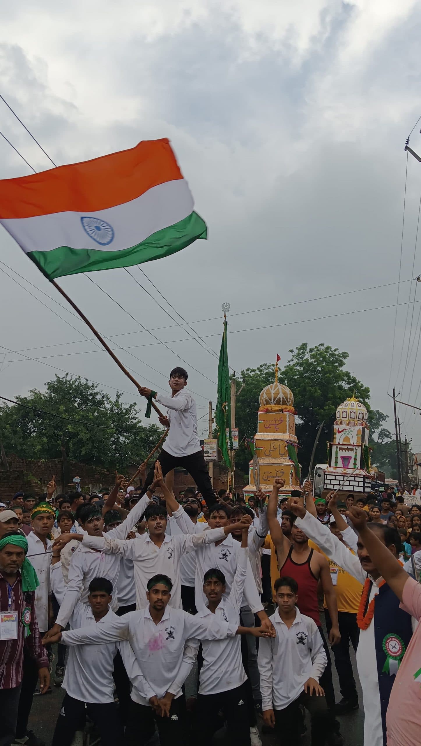 मुहर्रम जुलूस में शान से लहराया तिरंगा