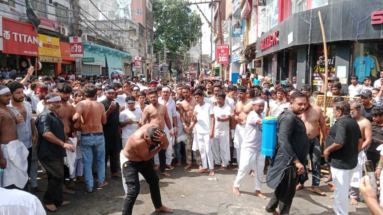 शहर की सड़कों पर गूंजता रहा या अली या हुसैन