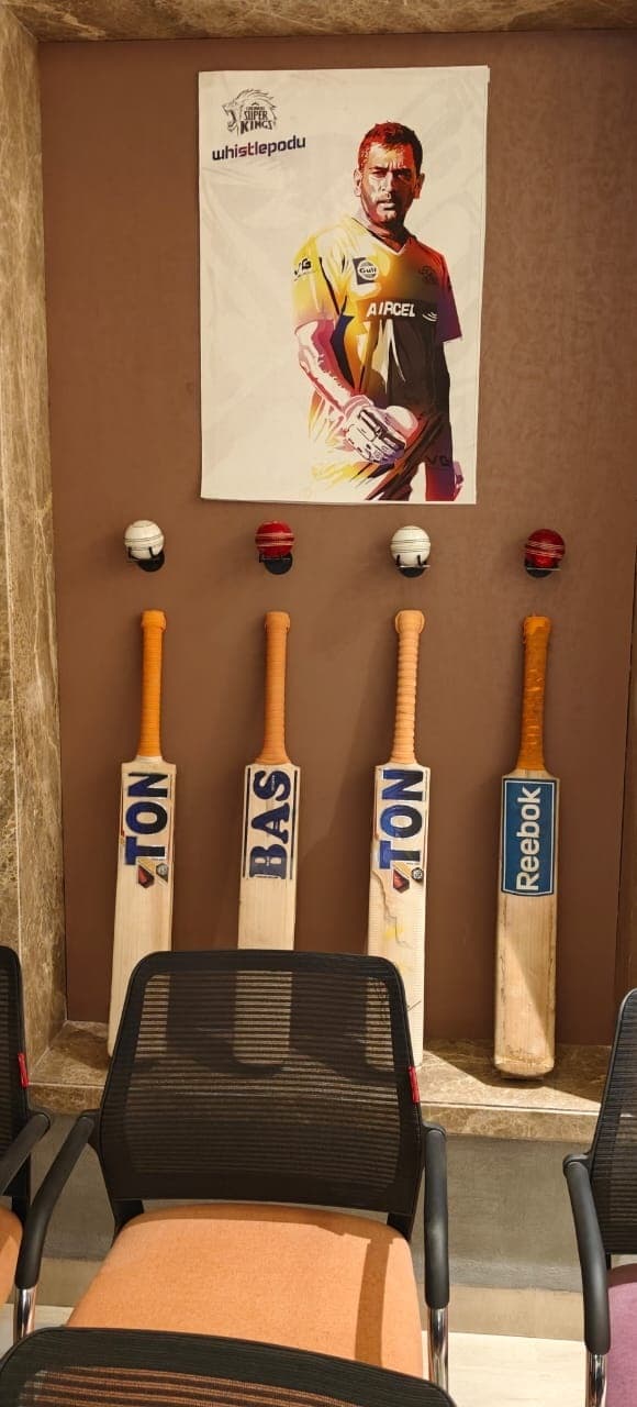 Ranchi News : दीवार के हर कोने में कैप्टन कूल के जोश और भरोसे का अहसास