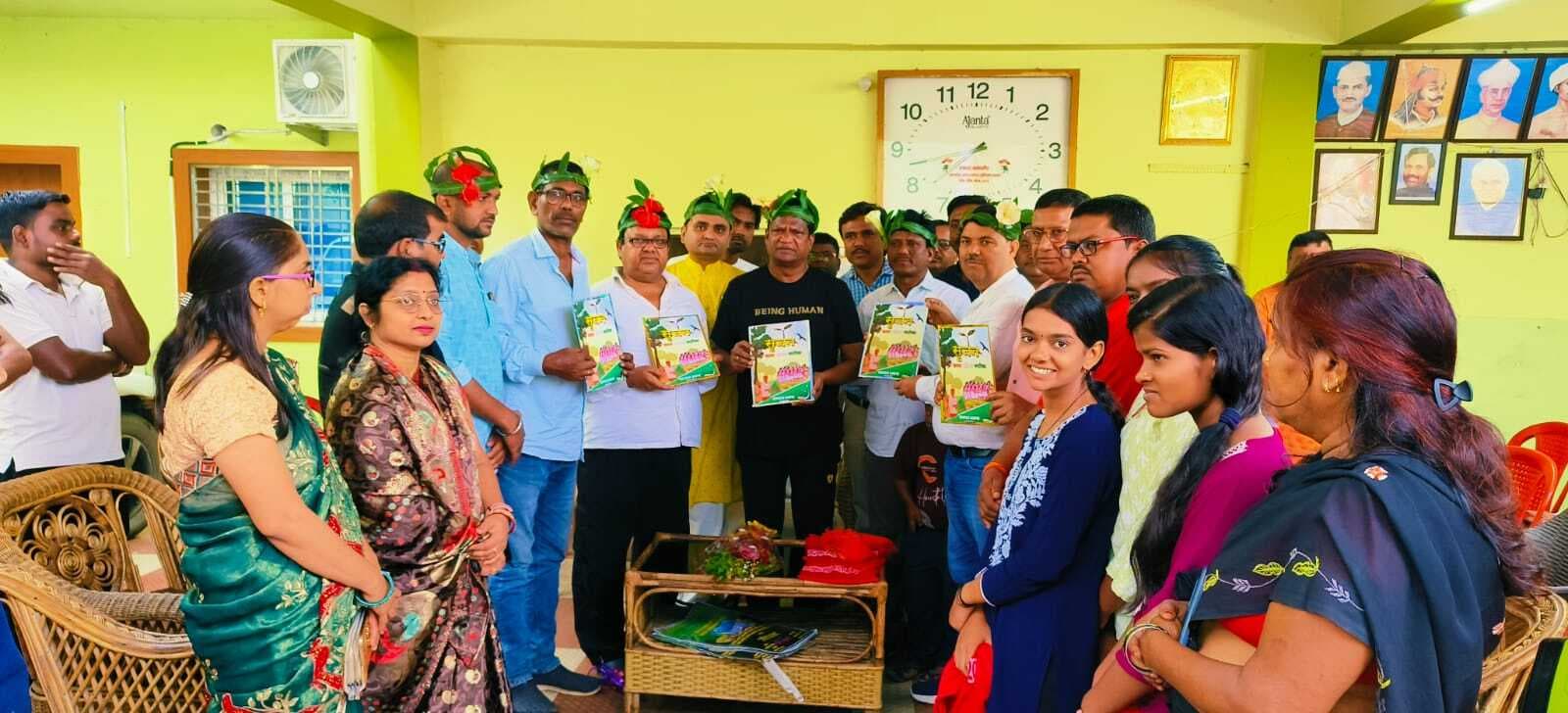 Dhanbad News: सांसद-विधायक ने करम महोत्सव प्रचार वाहन को किया रवाना