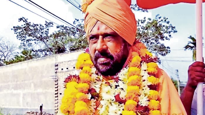 कार्तिक महाराज के खिलाफ मुखर हुए पीड़िता के माता-पिता