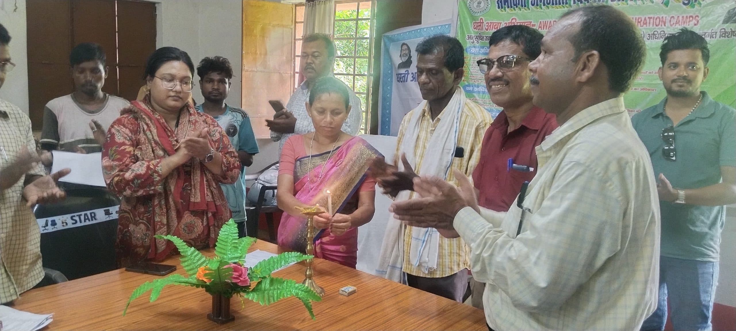 पीएम जनमन शिविर में योजनाओं का दिया गया लाभ