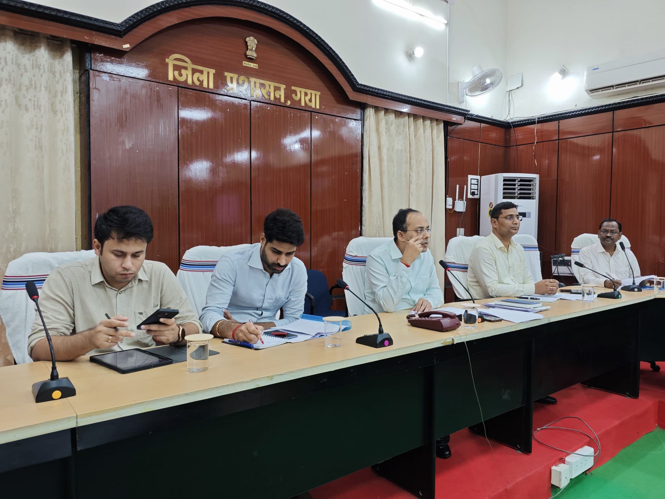 जनता दरबार में आने वाली शिकायतों के प्रति गंभीर रहें अफसर : डीएम