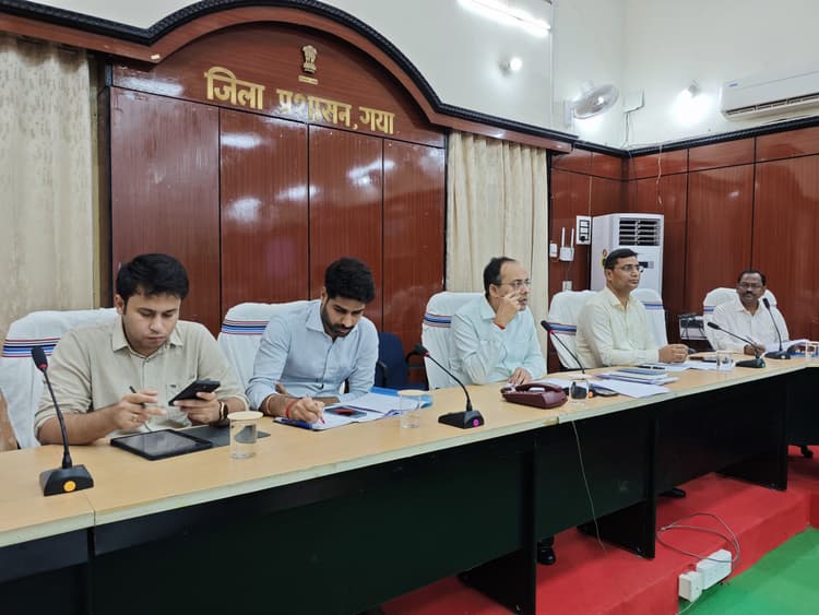 जनता दरबार में आने वाली शिकायतों के प्रति गंभीर रहें अफसर : डीएम