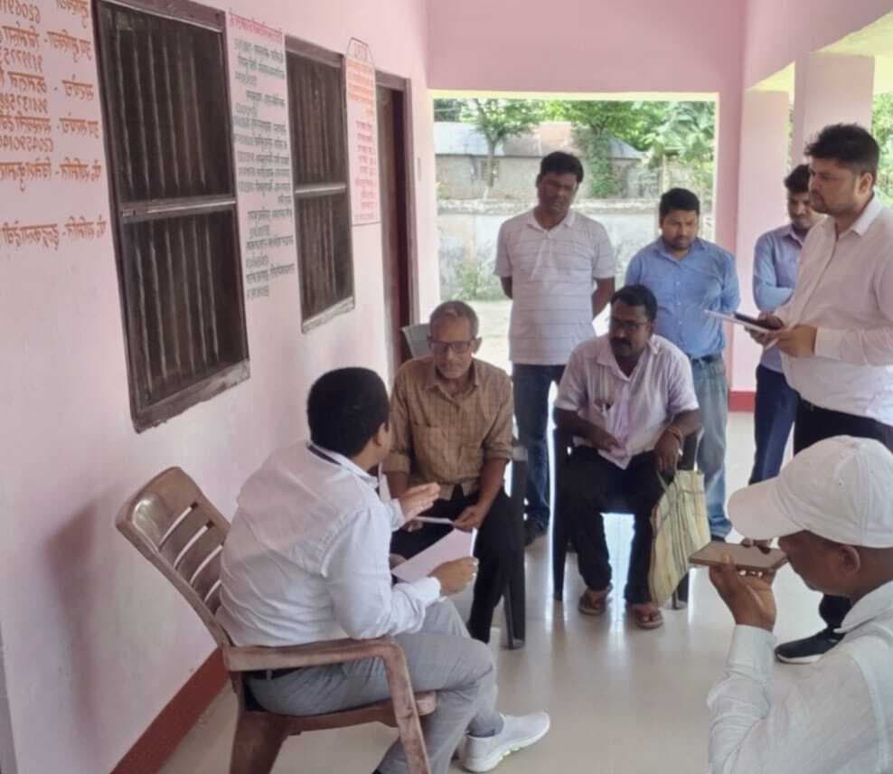 मतदाता पुनरीक्षण कार्य का जिला पदाधिकारी ने लिया जायजा