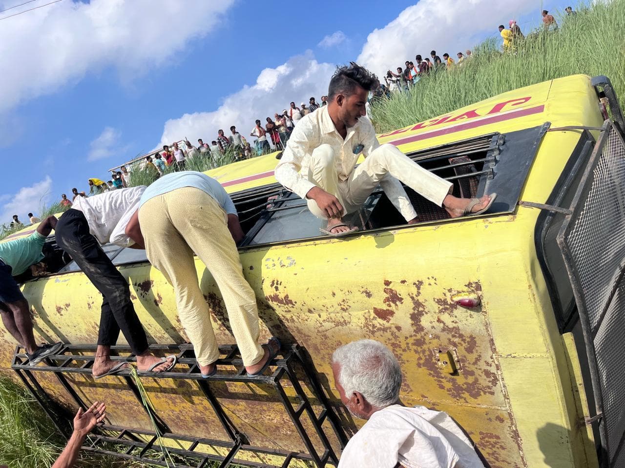 स्कूली छात्रों से भरी बस बांध से पलटी, आधा दर्जन से अधिक बच्चे जख्मी