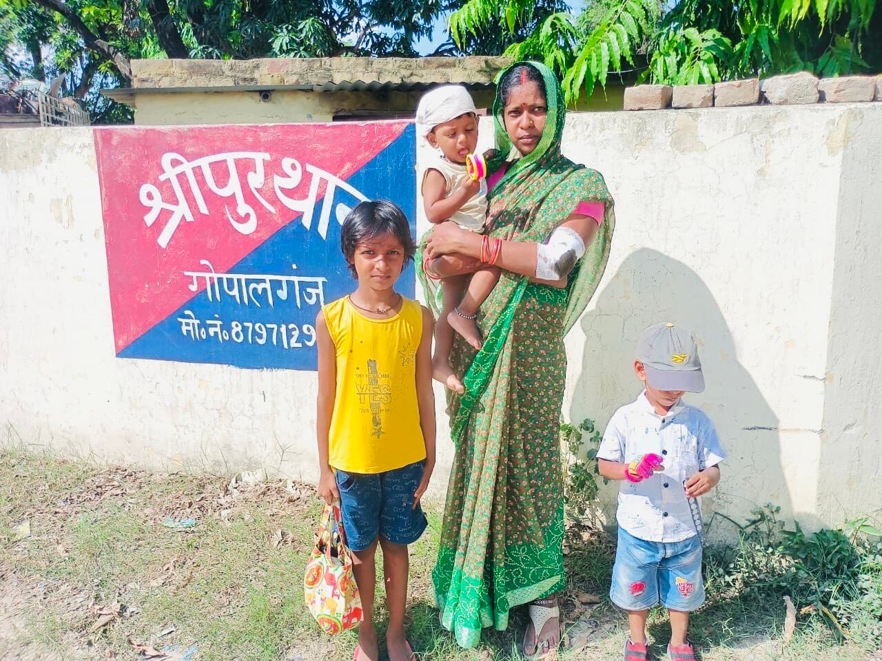 गाली-गलौज के बाद महिला को जमीन पर घसीटा, फिर किया चाकू से वार