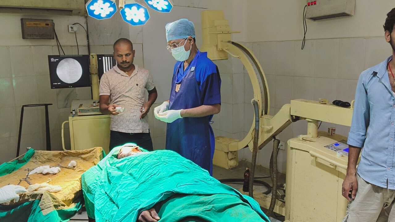 दो पक्षों के बीच झगड़ा देखने गया था युवक, मारी गोली