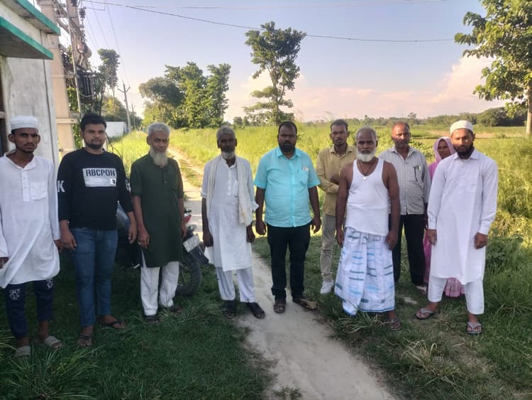 पक्की सड़क नहीं होने पर जतायी नाराजगी