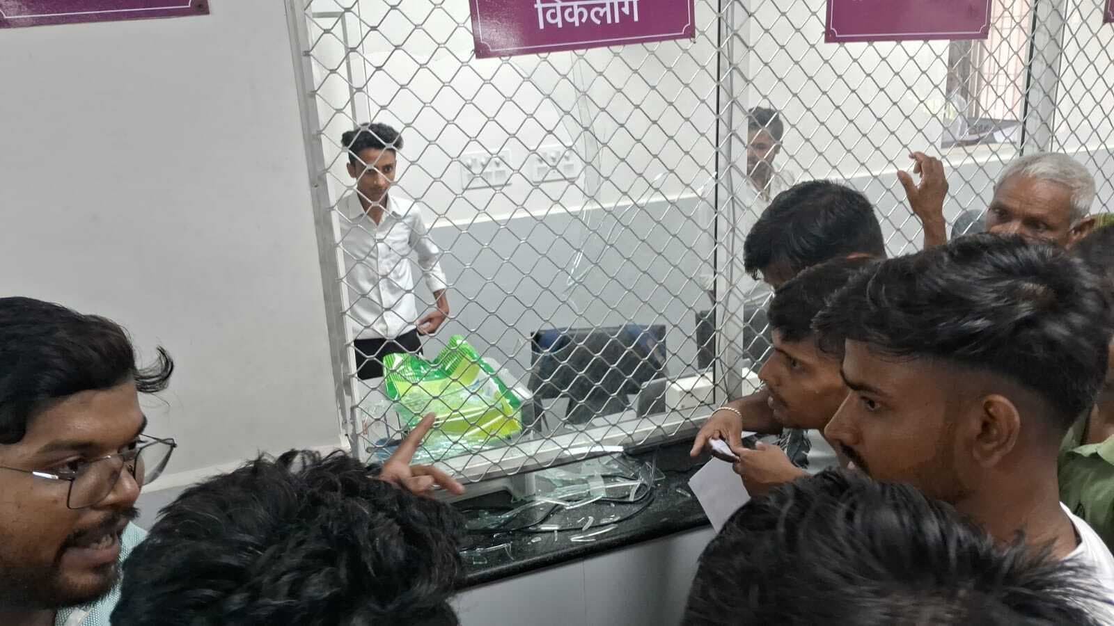 डाटा ऑपरेटर ने गुस्से में दवा काउंटर के शीशे पर हाथ मारकर तोड़ा, स्पष्टीकरण