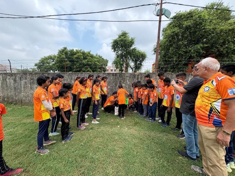 तीरंदाजी मैदान में बच्चों ने लगाये पौधे