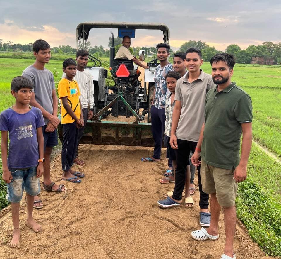 दधपा दक्षिणवारी बिगहा के ग्रामीणों ने खुद से बनायी सड़क