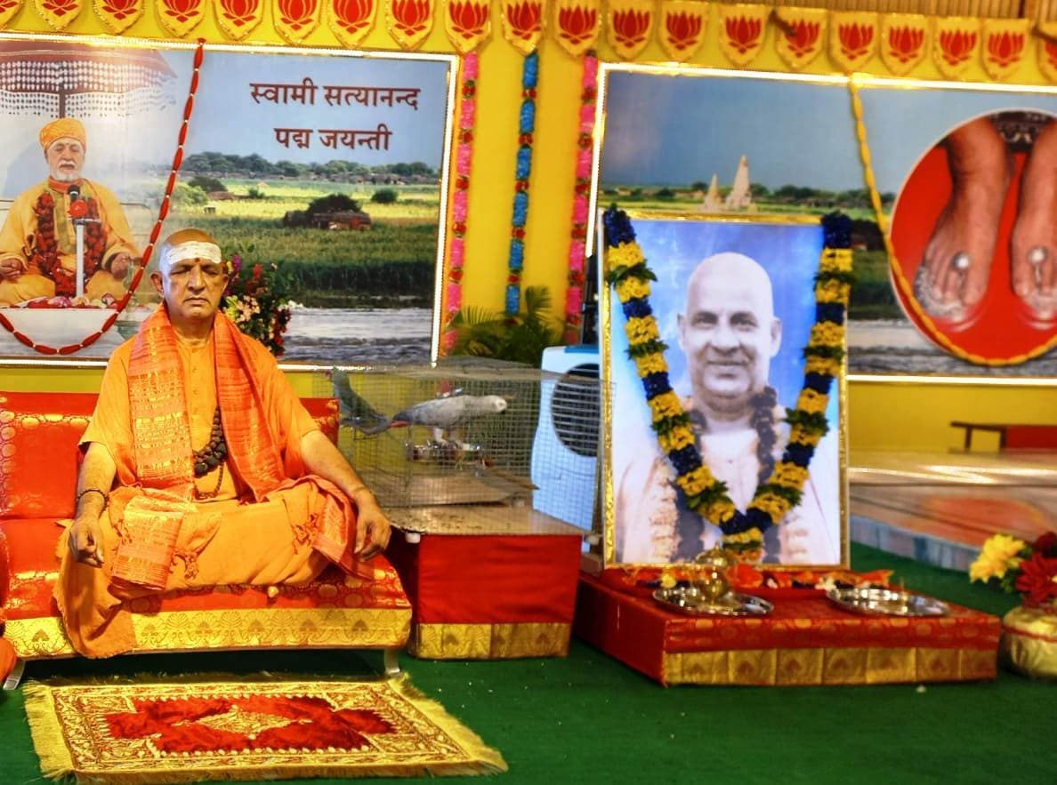 हर मनुष्य को गुरु व ईश्वर के साथ संबंध स्थापित करना चाहिए : स्वामी निरंजनानंद