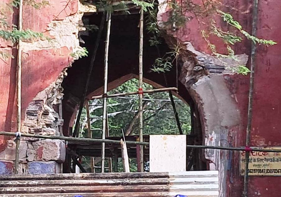 किले के उत्तरी द्वार की मरम्मत में आ रही परेशानी, जोर लगते ही टूट कर गिर रहा स्लैब