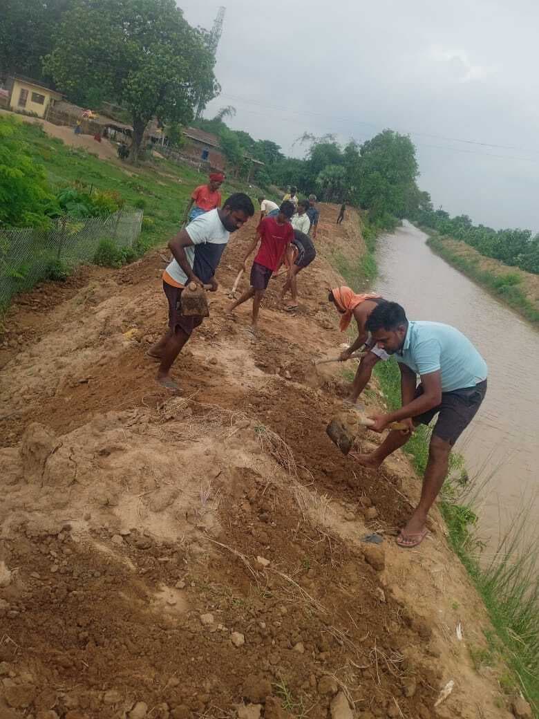 ग्रामीणों ने श्रमदान कर किया रास्ते का निर्माण