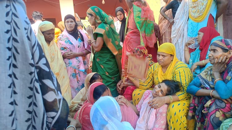 खेत की सिंचाई करने गए शिक्षक की करंट लगने से मौत