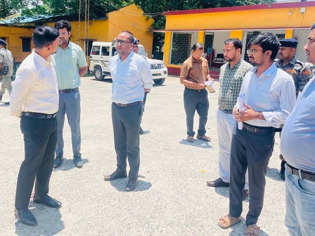 डीएम ने विशेष गहन मतदाता पुनरीक्षण कार्य का किया निरीक्षण