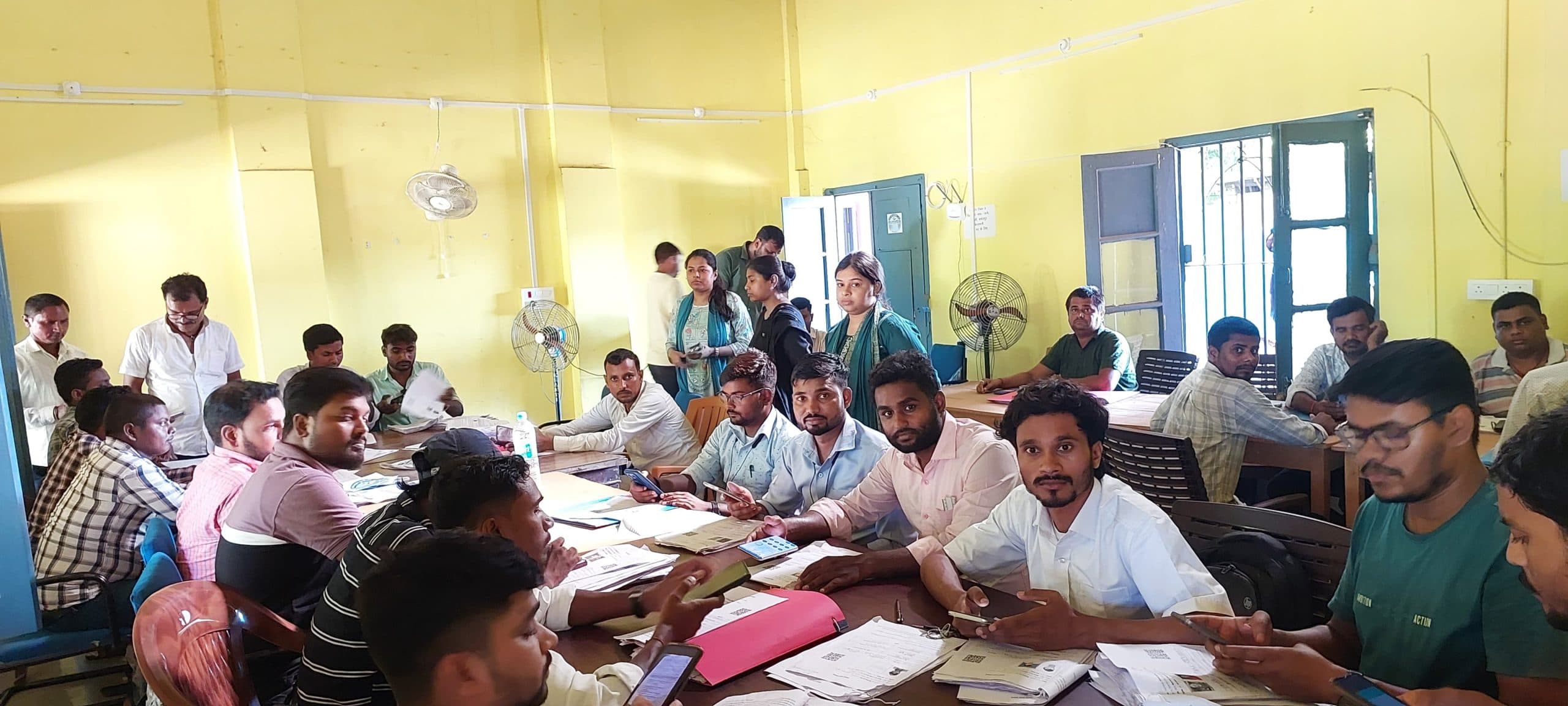 मतदाता सूची पुनरीक्षण को लेकर भवानीपुर प्रखंड में लगा विशेष शिविर