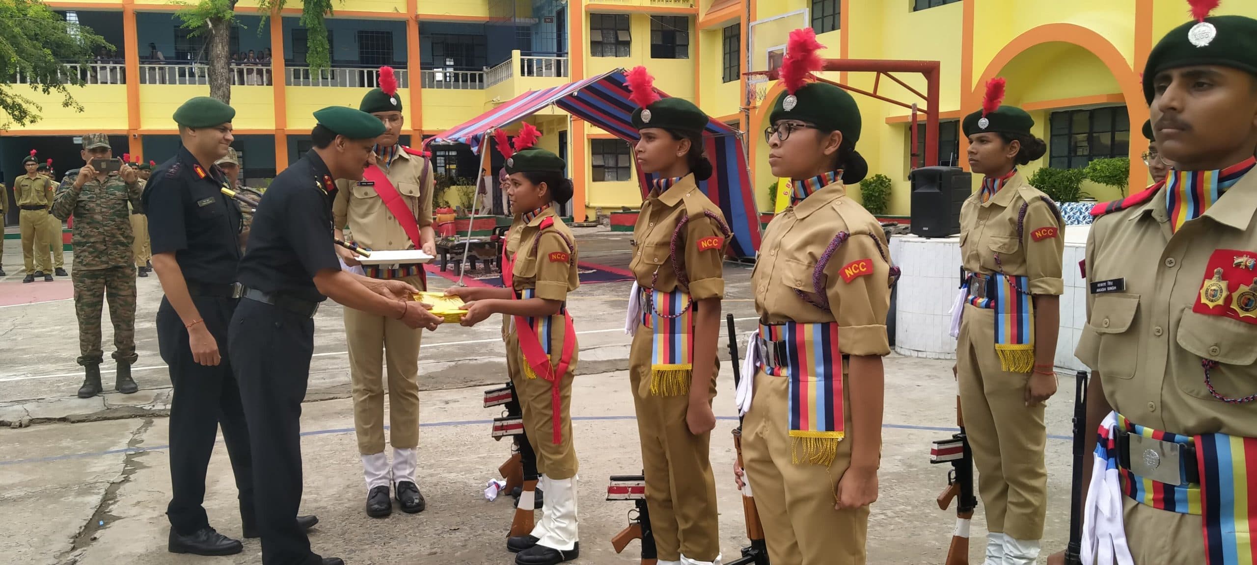 ग्रुप कमांडर ब्रिगेडियर ने डीएवी कैंट एरिया स्कूल के बच्चों से की मुलाकात