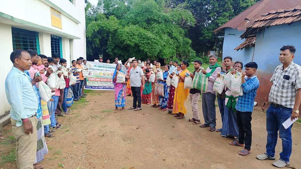 किसानों के बीच हाइब्रिड धान, मड़ुवा एवं अरहर का बीज वितरित