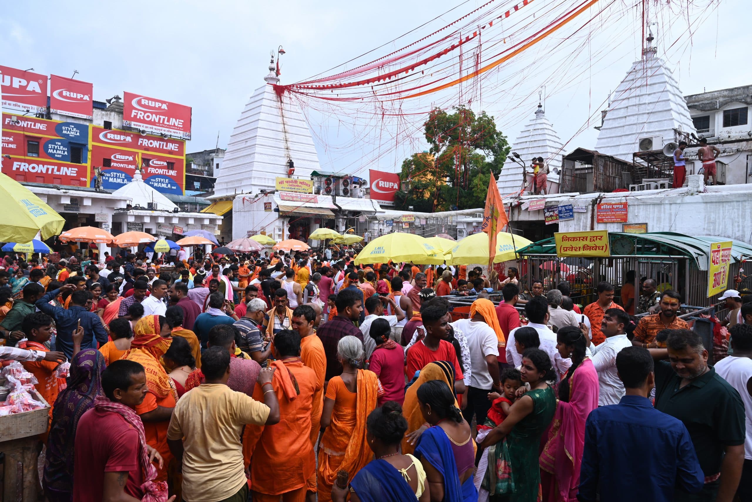 Deoghar news : बाबा मंदिर में उमड़ी श्रद्धालुओं की भीड़, 70 हजार भक्तों ने किया जलार्पण