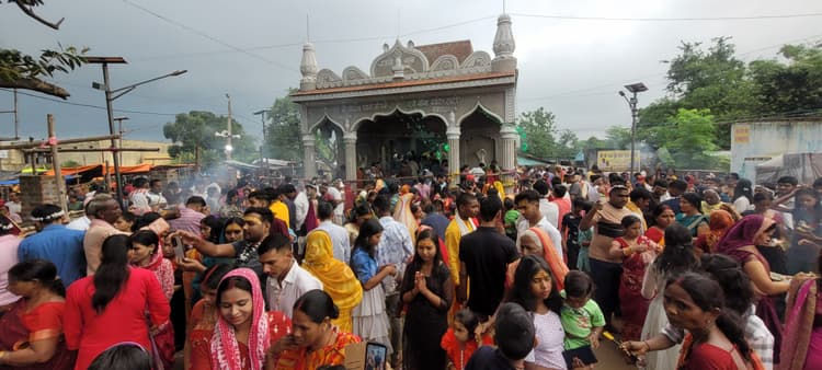 Deoghar News : दुबे बाबा की पूजा में दिखी भक्ति और परंपरा की झलक