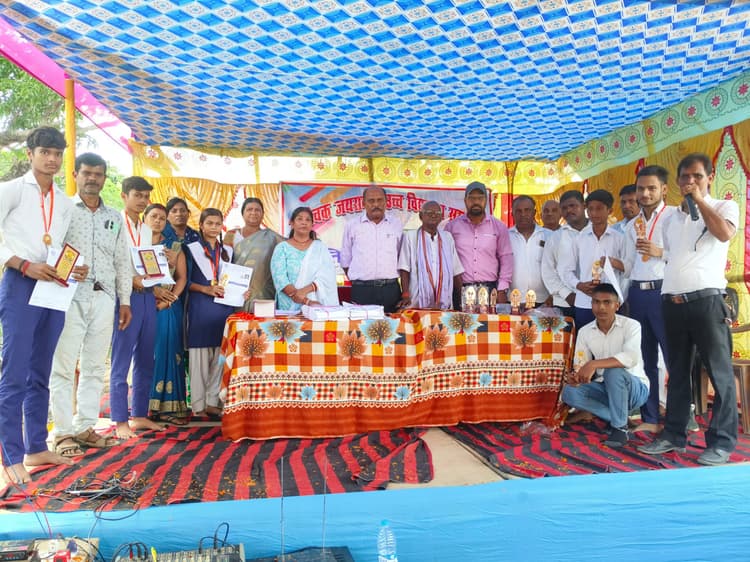 मैट्रिक में उत्तीर्ण छात्र-छात्राओं को दी गयी विदाई