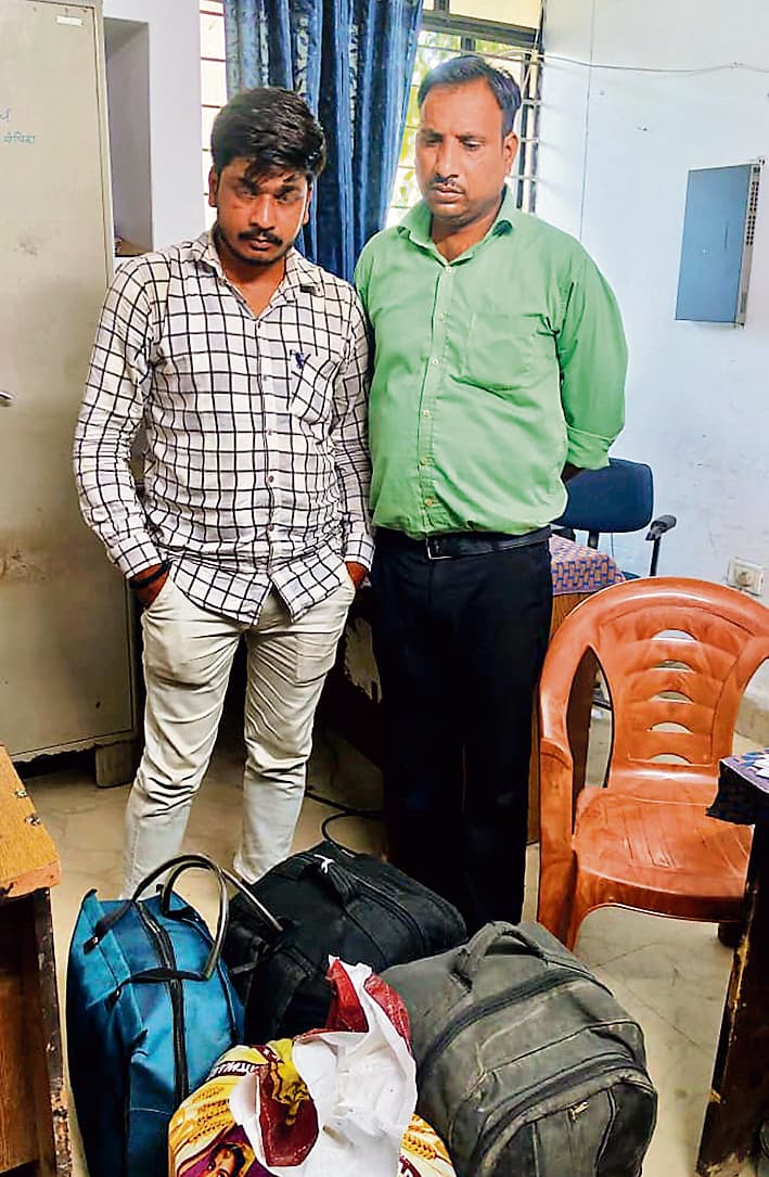 Gopalganj News  : बलथरी चेकपोस्ट पर 86 लाख रुपये की चांदी के साथ दो को पुलिस ने दबोचा