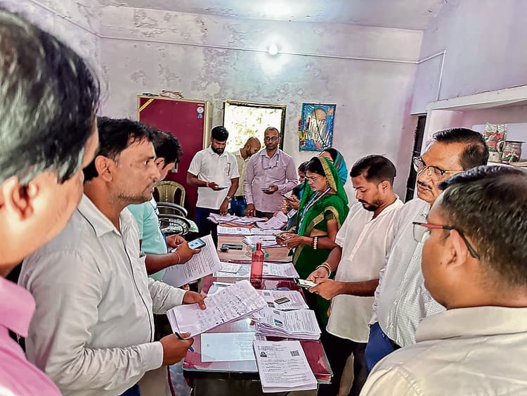 Gopalganj News : बरौली व मांझा पहुंचे डीएम, मतदाता सूची पुनरीक्षण कार्यों की समीक्षा की