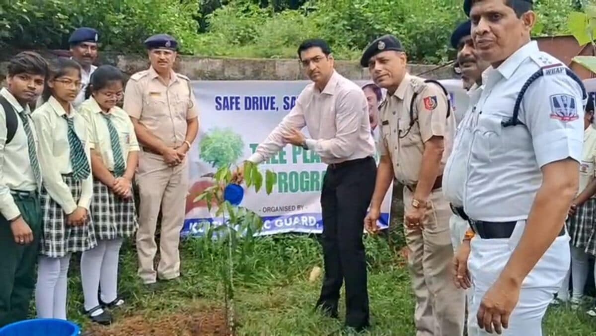 यातायात नियमों की दी जानकारी, लगाये पौधे