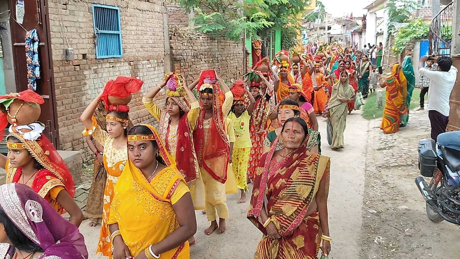 छोटी पसराहा में रामधुनी यज्ञ को ले कर निकली गयी कलश यात्रा