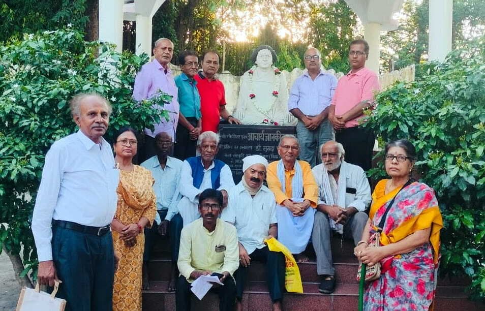 चांद पर बढ़ रहे हमारे कदम, गीत गाओगे तुम गुनगुनायेंगे हम