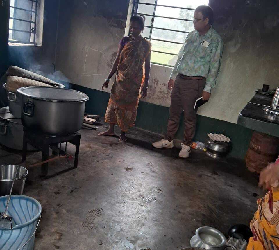 बच्चों ने बीडीओ से की प्रधान शिक्षिका के गायब रहने की शिकायत