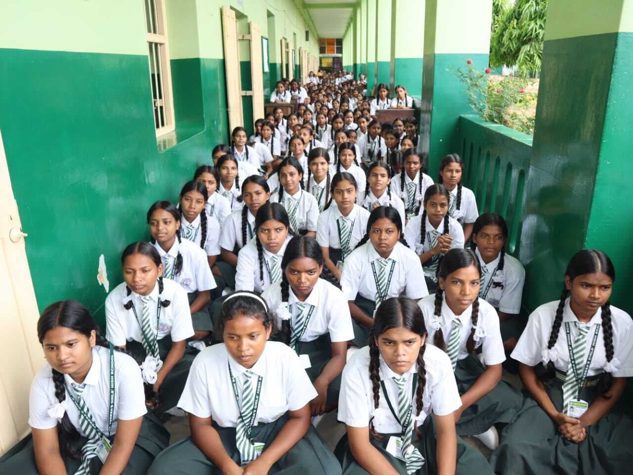 साइबर सुरक्षा को लेकर संत तेरेसा की छात्राओं को किया जागरूक