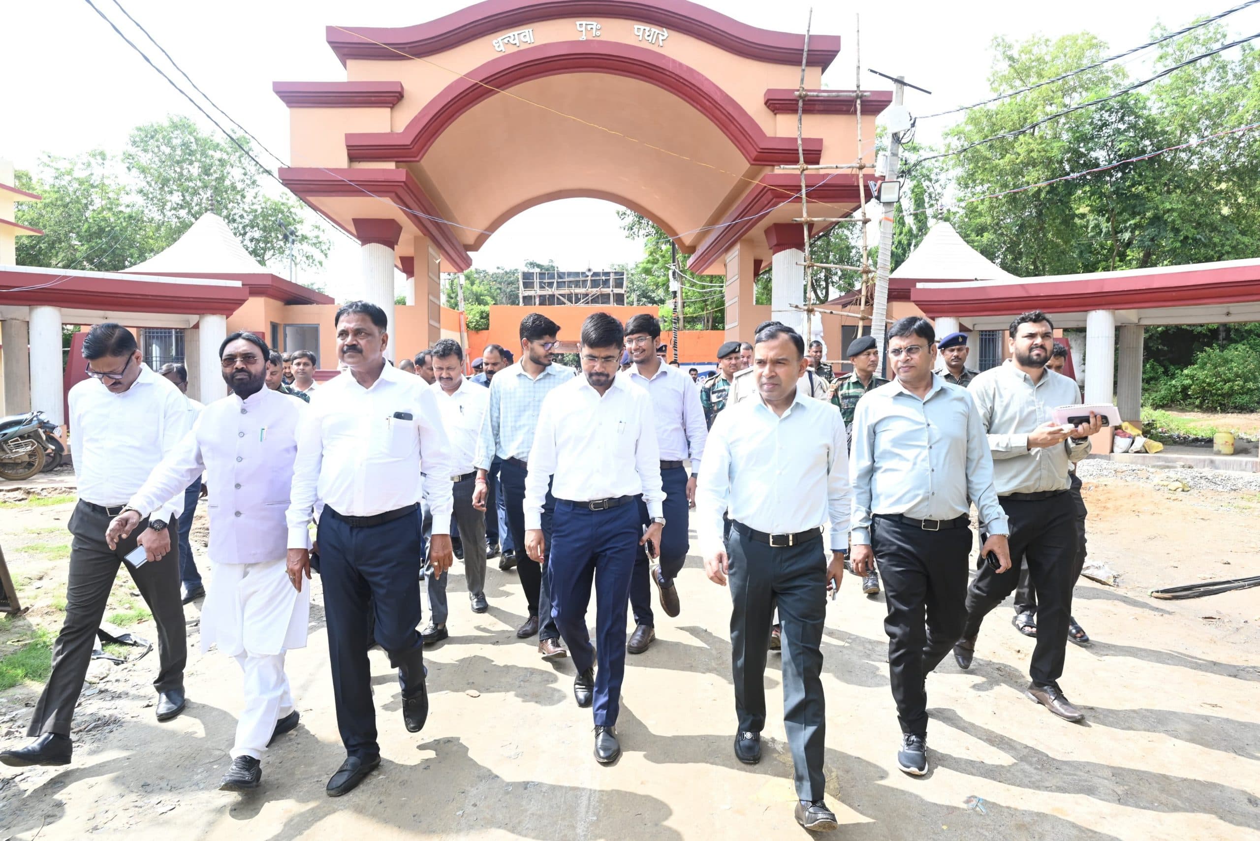 Deoghar News : भीड़ नियंत्रण के लिए होल्डिंग प्वाइंट में रहे सभी सुविधाएं : पर्यटन मंत्री