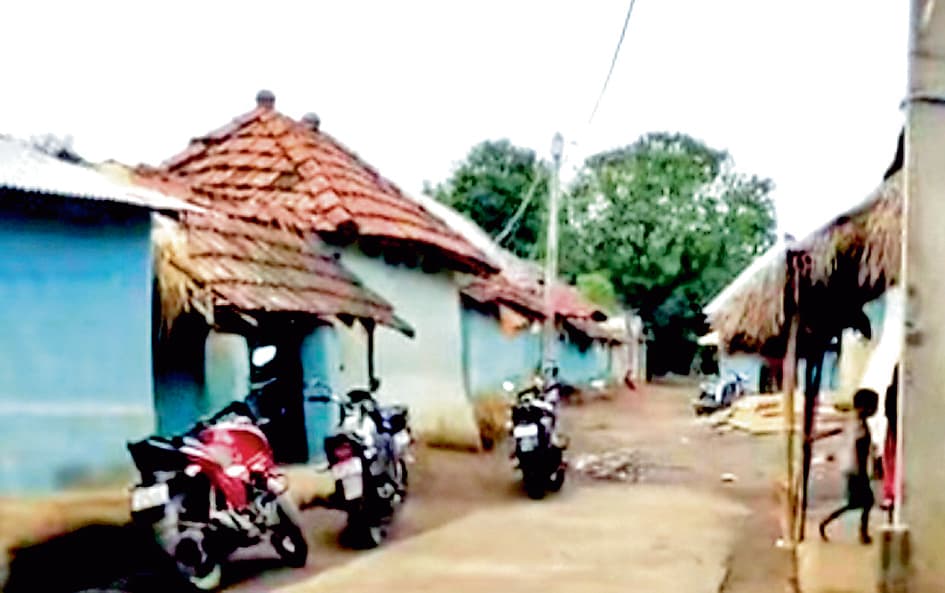 डायन के शक में अपनी मनोरोगी पत्नी को अर्धनग्न कर घुमाया, हुआ अरेस्ट