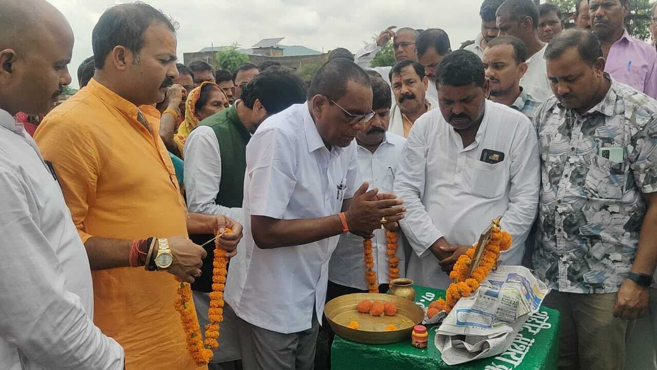 Giridih News :पूर्व मुखिया समेत दस लोगों को दी गयी श्रद्धांजलि