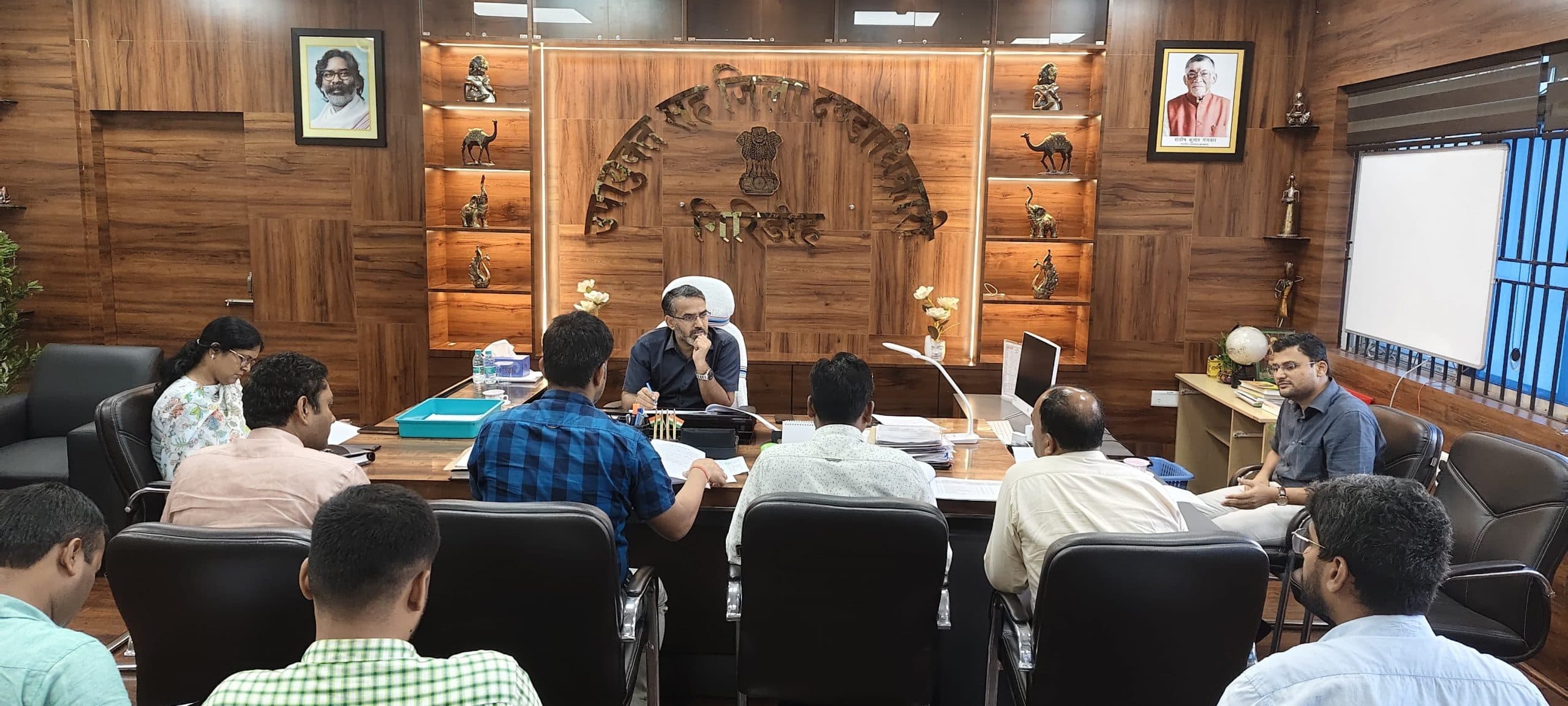 Giridih News :समय व गुणवत्ता के साथ समय पर पूरा करें जलापूर्ति योजना : डीसी