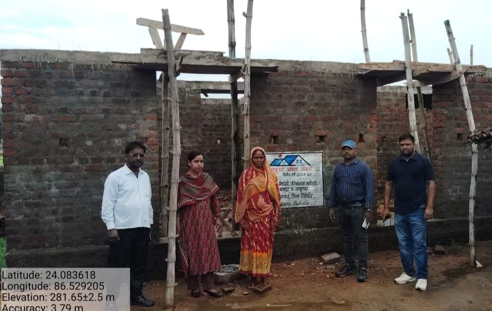Giridih News :बीडीओ ने किया अबुआ आवास योजना का निरीक्षण
